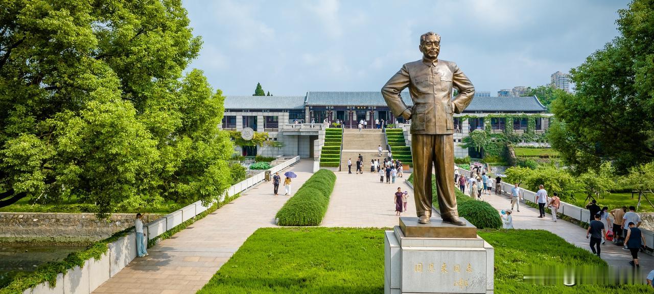在淮安周恩来纪念馆广场上，周总理7.8米高的铜像赫然矗立，这个高度正暗合总理78