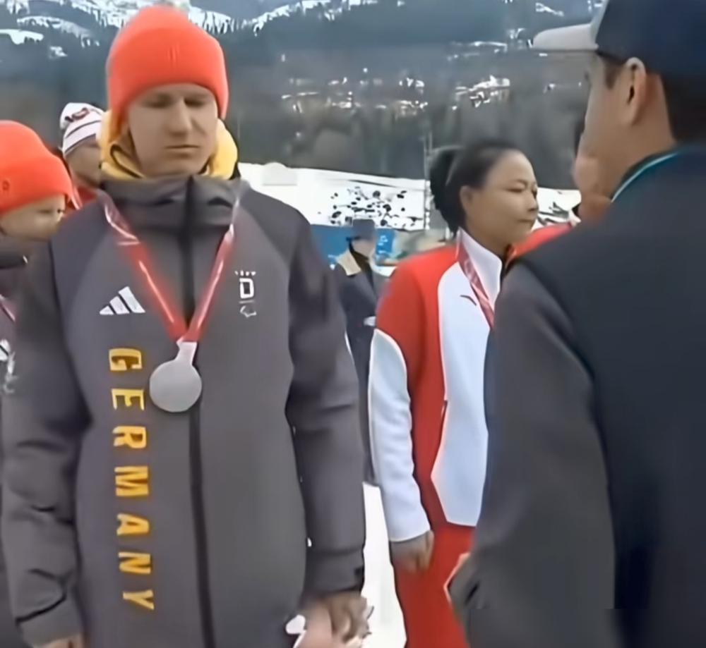 领奖台上，她竟背对国旗，拒合影！你敢信？俄罗斯金牌得主国歌奏响，德国银牌选