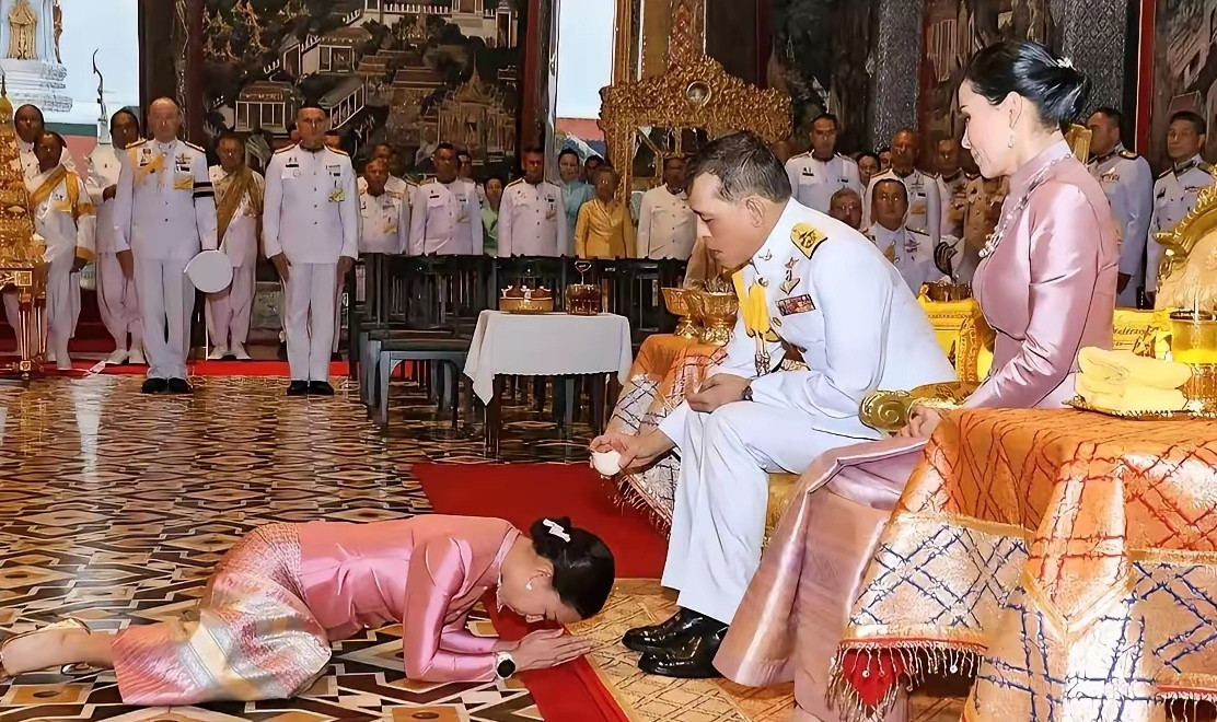 北有“思密达”，南有“萨瓦迪卡”，这两个国家都很奇葩，国内隔几年就开始闹腾一番。北边的“思密达”因为