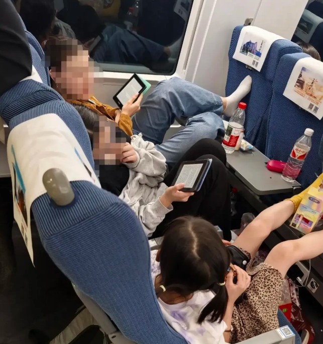 高铁车厢里的一幕，不得不说这素质