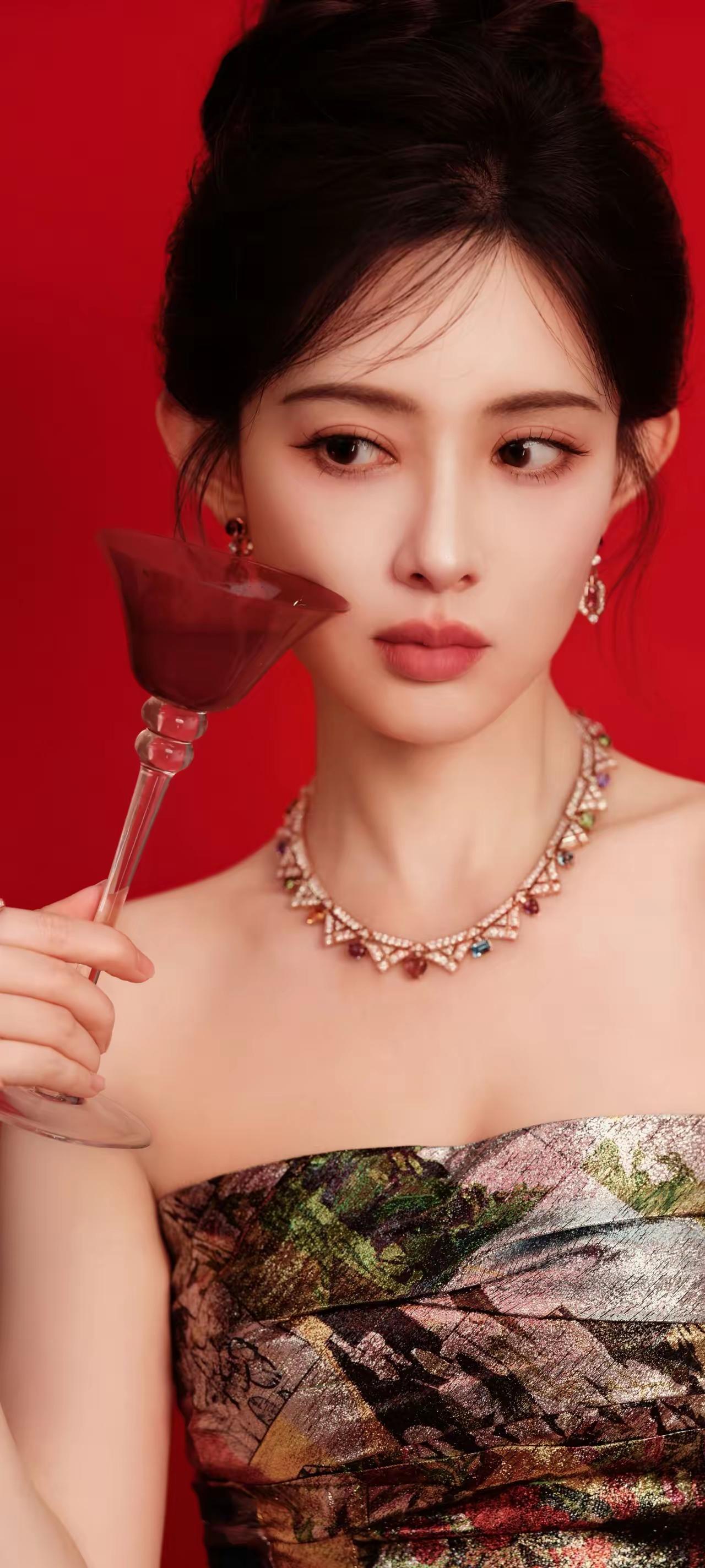 美女壁纸～孟子义，鎏金织就繁花盛景，抹胸勾勒玲珑身段，绽放独属于东方美人的明艳与