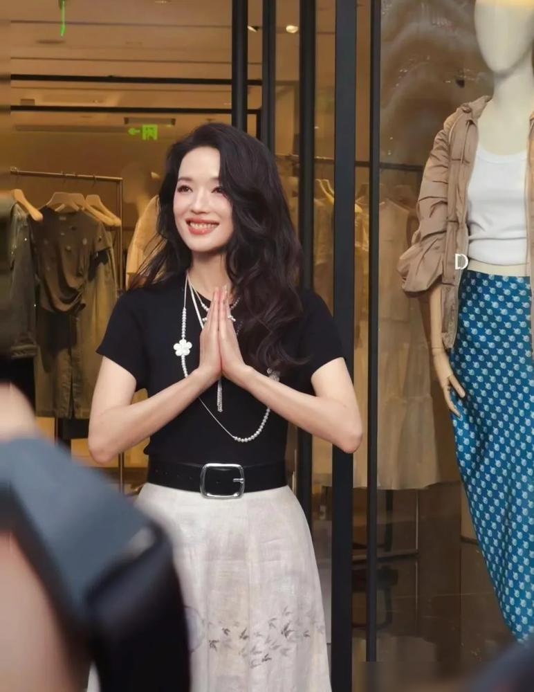 别吹舒淇的T恤了，你没看她前几天淋雨晕妆、礼服被嘲像套子吗？北影节开幕，大雨