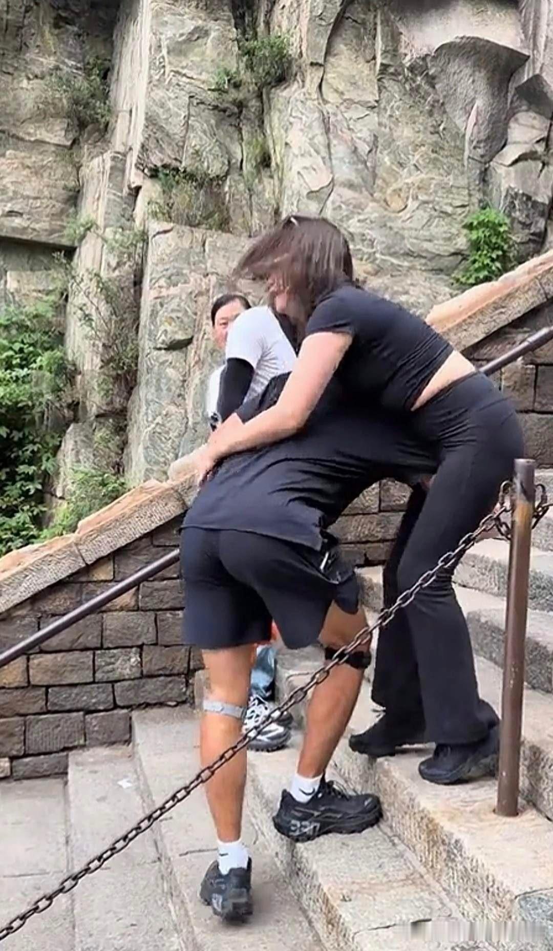 她们之间到底是种什么关系呢？一位年轻女子跟着几位年轻男子去爬山，结果走到半路女子