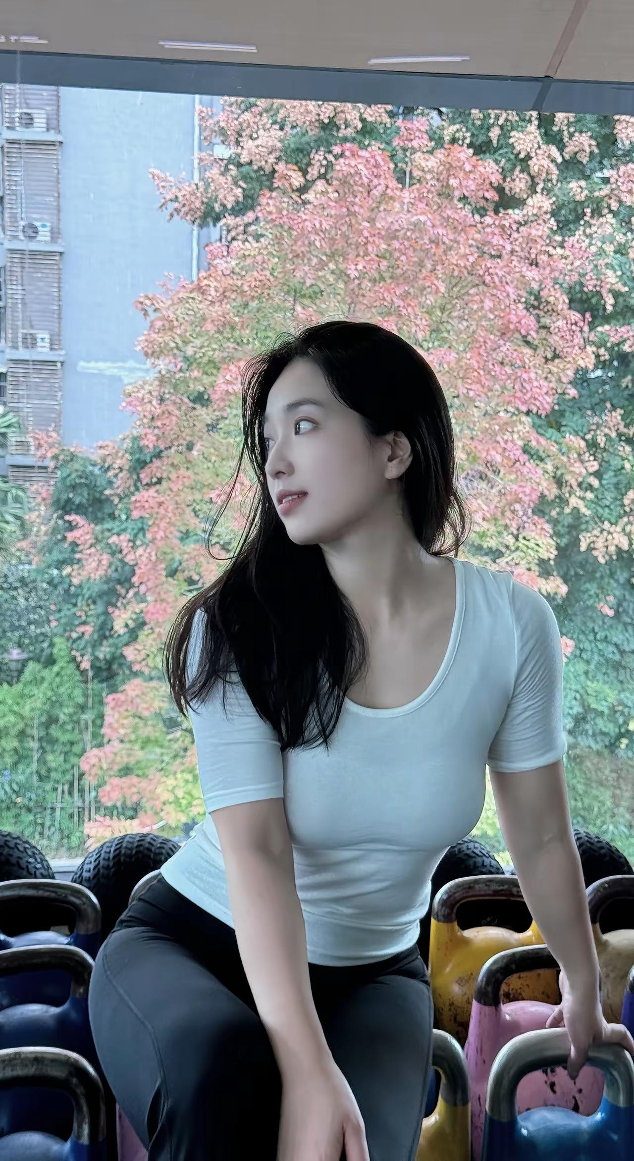 秋日暖阳下，少女倚窗沉思，岁月静好。微胖身材的妹妹如何穿搭比较好看