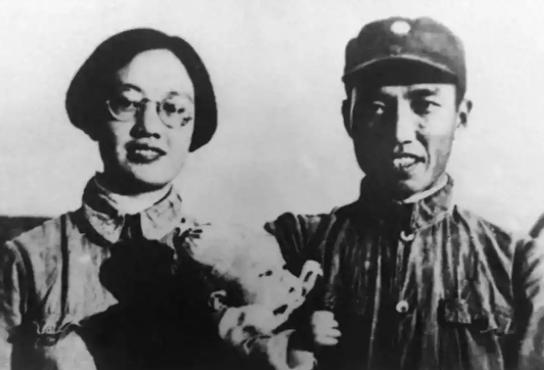 1962年，左权之女左太北去探望彭德怀。没想到，彭德怀拿出20元钱，冷冷地说了一