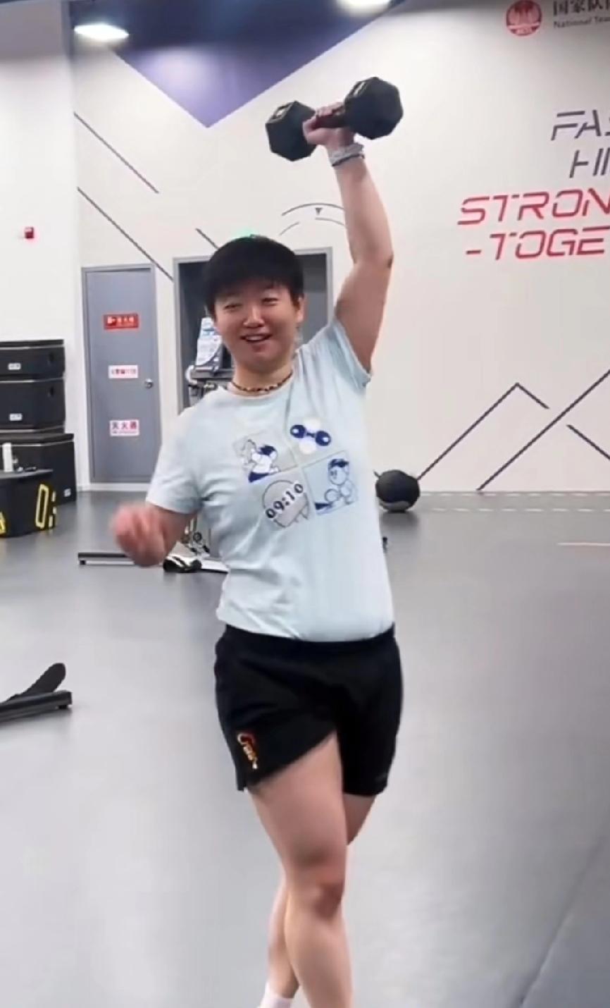 谁懂啊！刷到莎莎举哑铃，心都化了🥰刚刷到一段莎莎的训练小视频，直接笑出姨