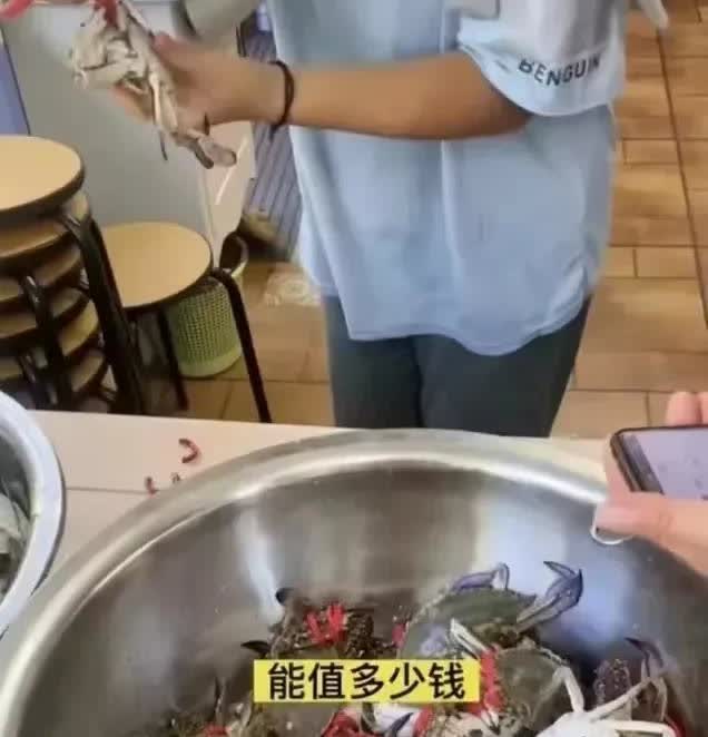 山东烟台，男子看到80元一斤的螃蟹挺便宜，就买了1000块钱的，可他到家后，把绑