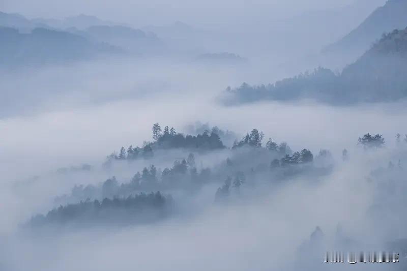 上联“千层高山千层雾”，那下联可有的对啦。像“万里祥云万里飘”就很不错，“万里”