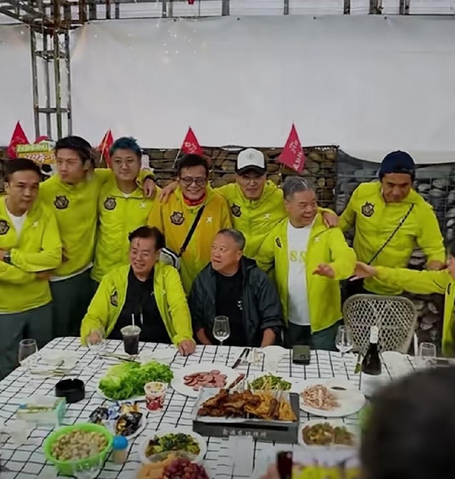 一张照片就可以看出曾志伟在香港娱乐圈的地位有多高了，这是南侠展昭的扮演者何家劲请