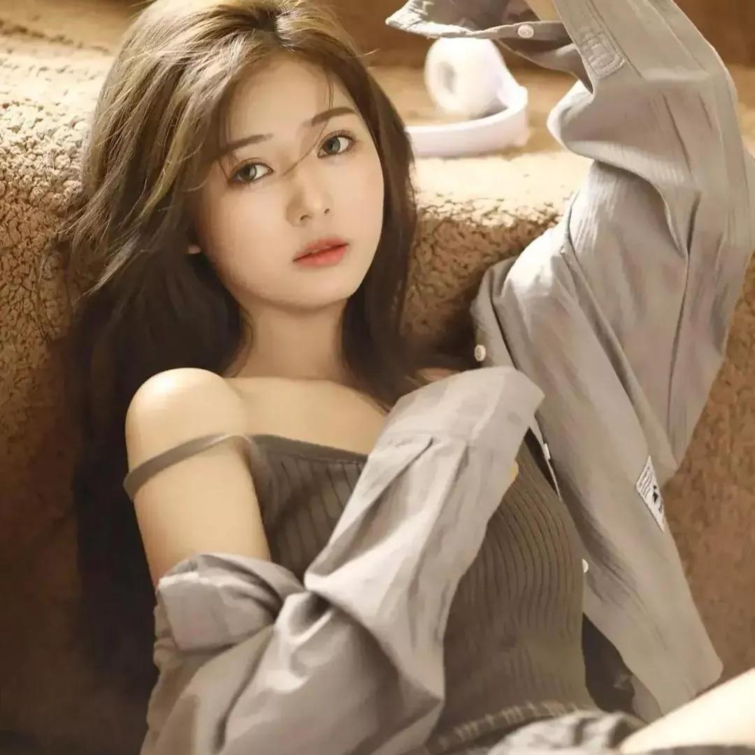 慵懒午后，慵懒的姿态，慵懒的氛围秋日小憩照温柔小憩懒懒午后时光居家惬意感