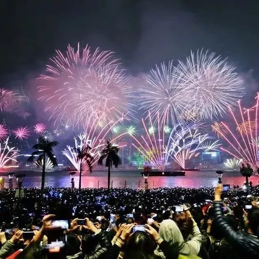 几十万人看完烟花秀陆续散场，镜头拍下武汉现场让人动容的一幕，不少市民游客自发带走随身垃圾，有序离开。