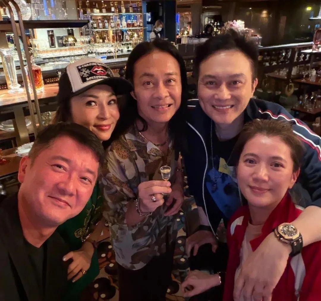 张智霖和老婆袁咏仪在香港酒吧参加朋友聚会，他把头发重新染黑发了，看起来要减龄许多