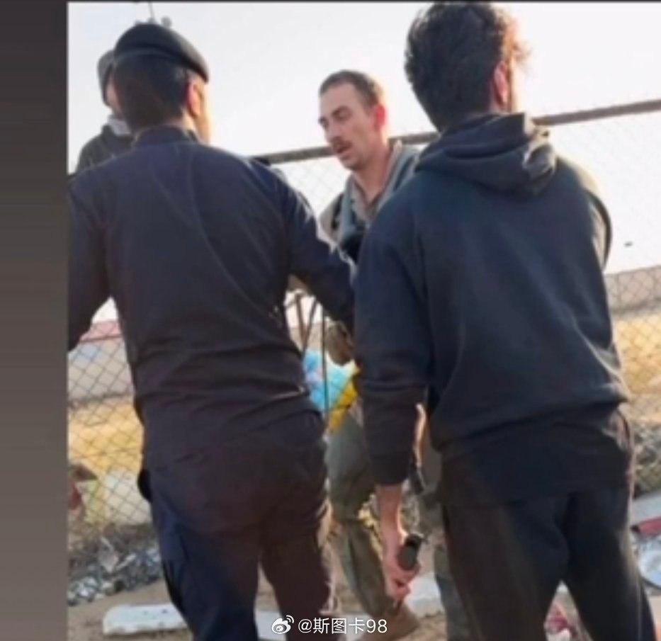根据科威特当地人发布的视频，已有3名美军飞行员跳伞逃生，也就是至少两架美军战机被