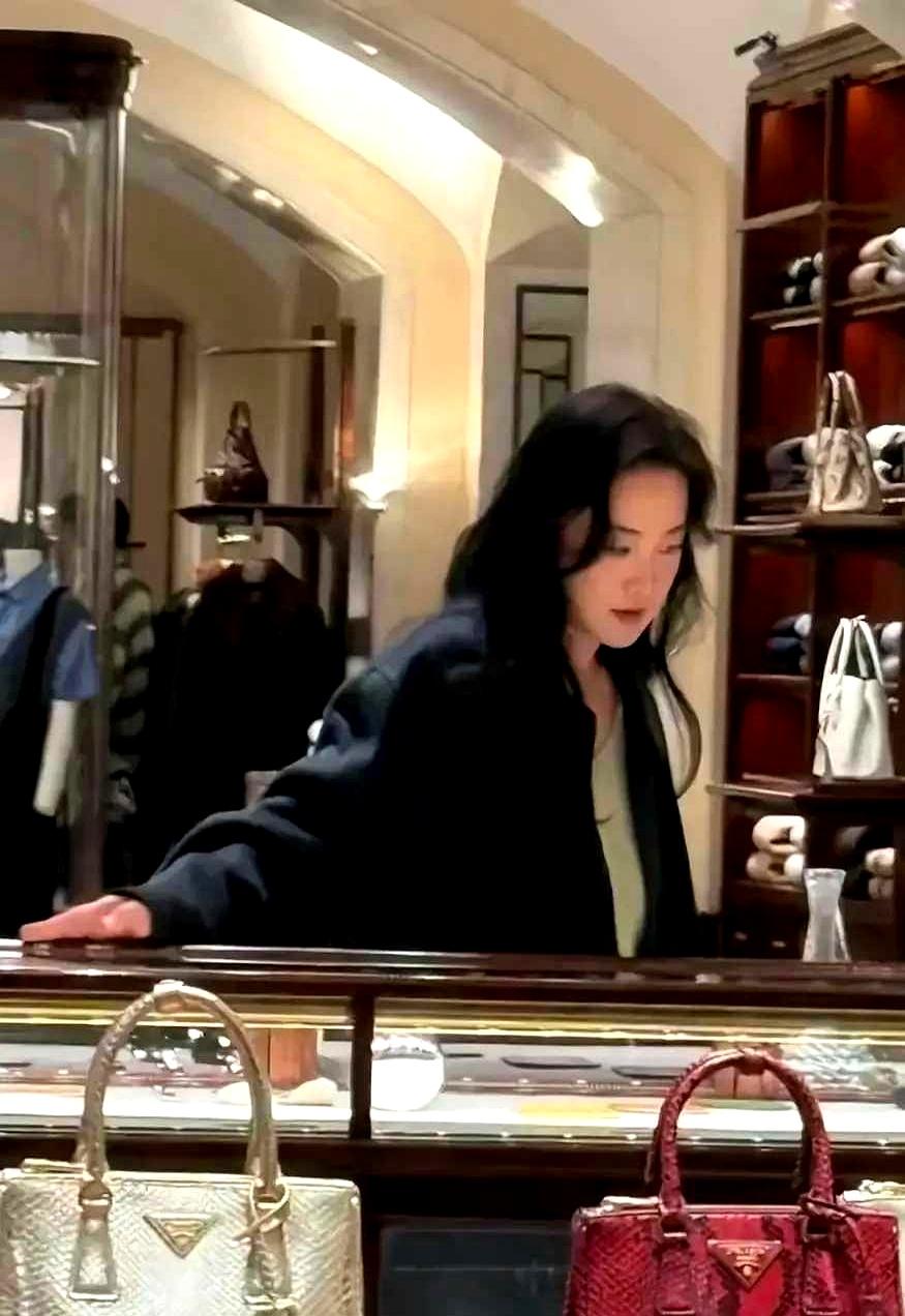 贾玲，已经不需要逗我们笑了。有人在米兰Prada店里撞见她，深灰色风衣，