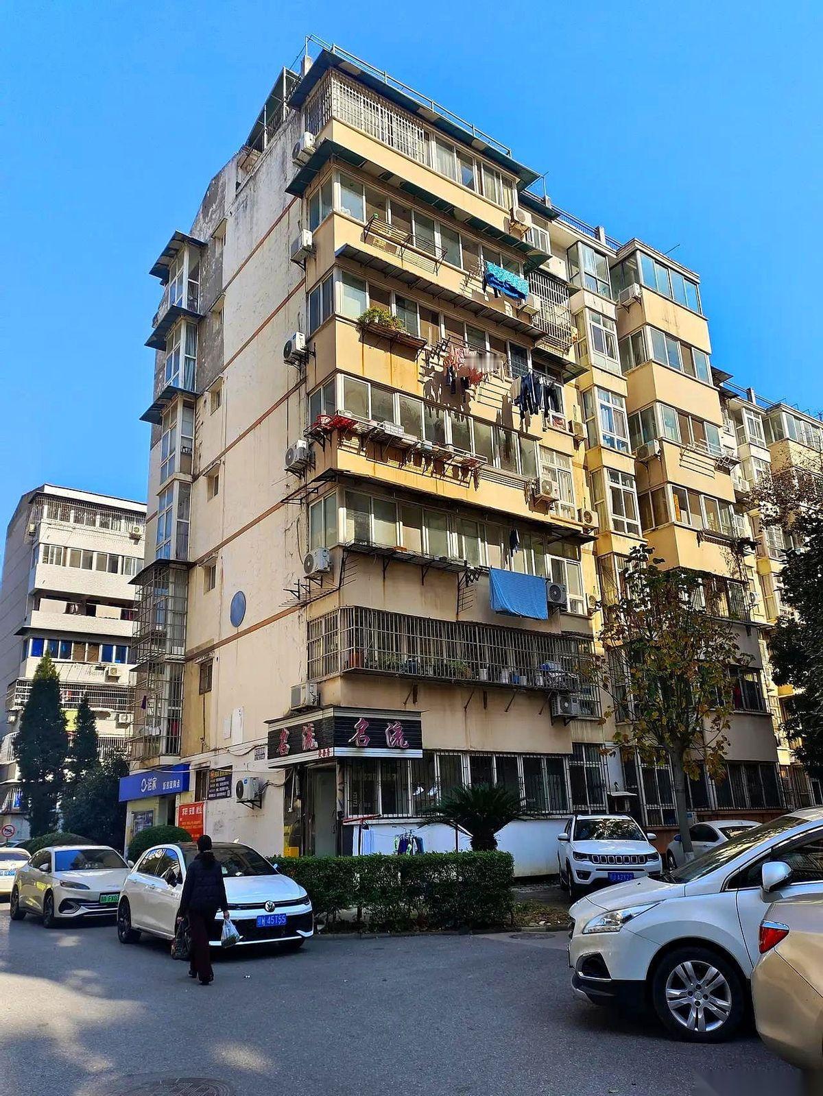 房子挂出去三个月，中介电话一个没有。以前挑租客，现在被租客挑。老哥，别嚎了，时