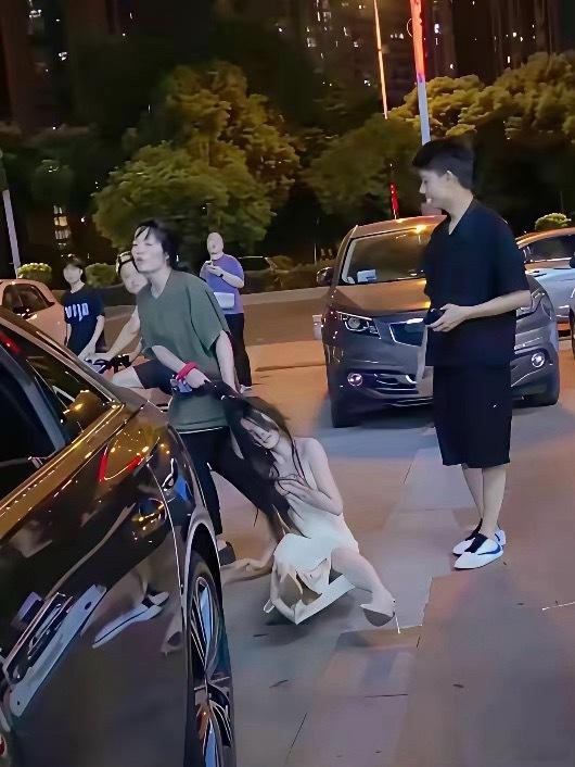 女人何苦为难女人？