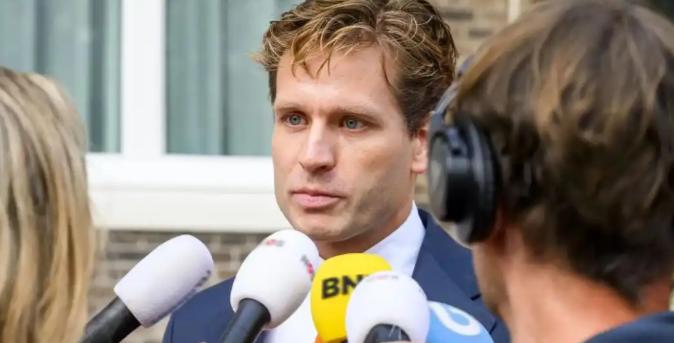 荷兰内部开始批斗经济大臣，质问他抢夺中资安世公司时，考没考虑后果？他辩解说，当时