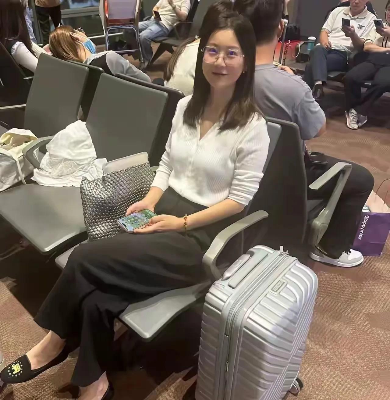 这种穿衣打扮的女人，看着很文静，让人很舒服，满满的职业感，穿的干净利索，没有奇装