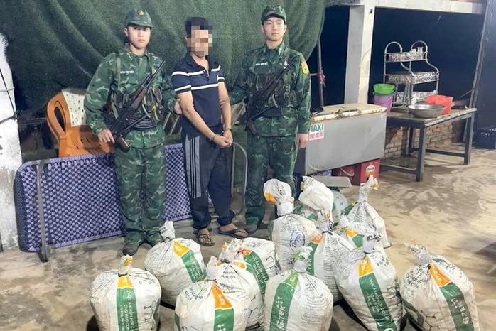 越南一男子运输、藏匿近400公斤疑似爆炸物被当场抓获4月20日下午，越南广义边