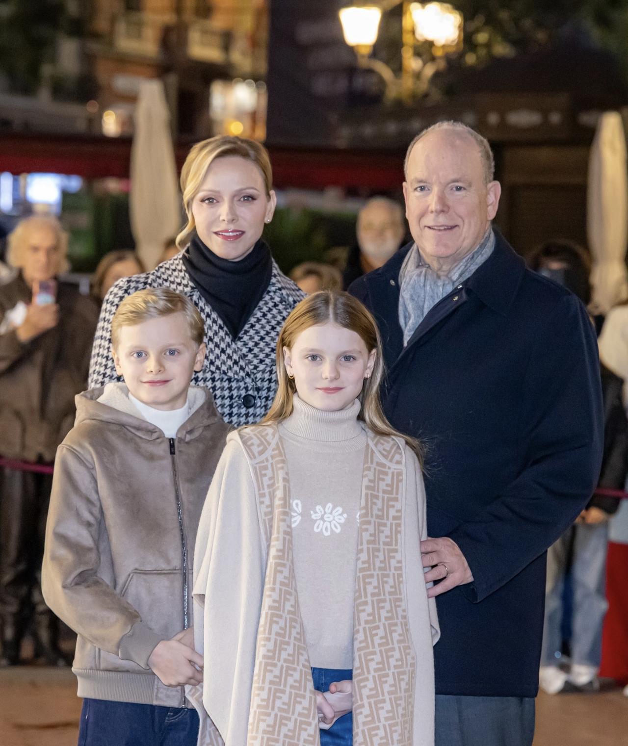 摩纳哥亲王一家出席亮灯仪式，加布里埃拉继承了格蕾丝王妃的美貌！11月27日