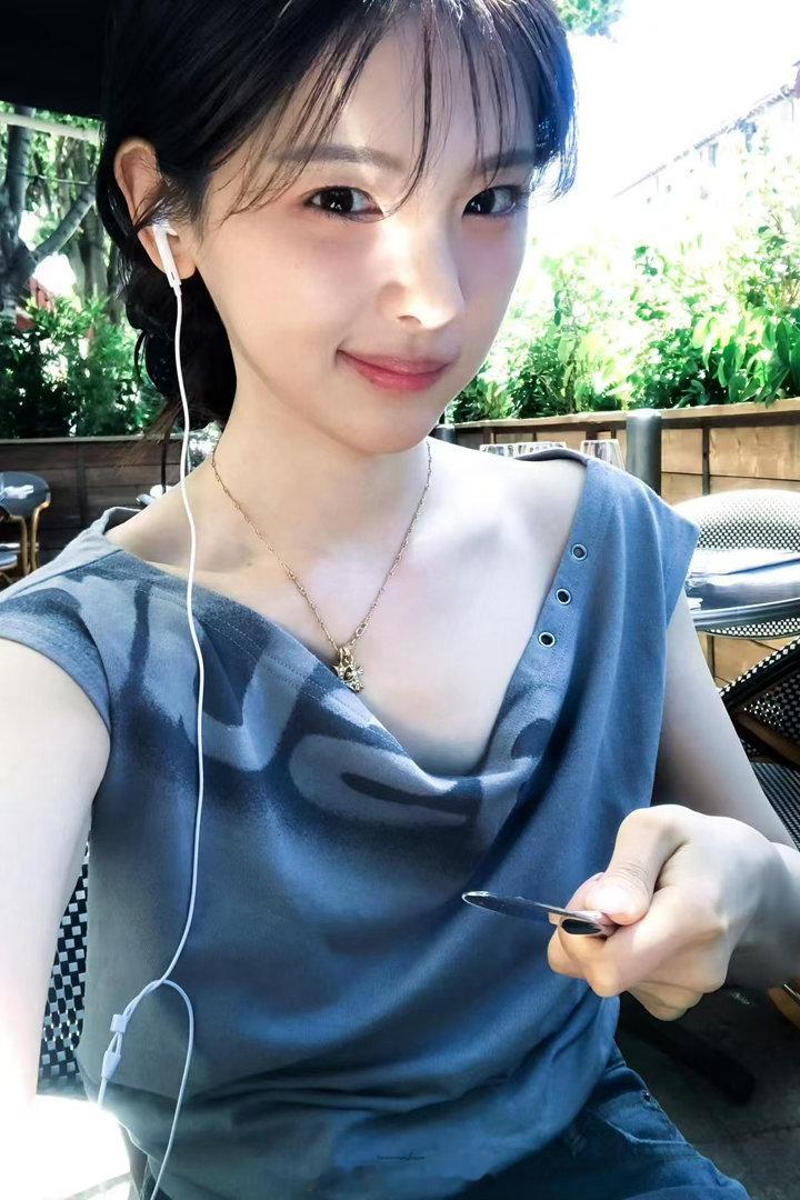 杨超越想象中我戴耳机的样子想象中戴耳机应该是什么样子？就是杨超越这张图的样子。