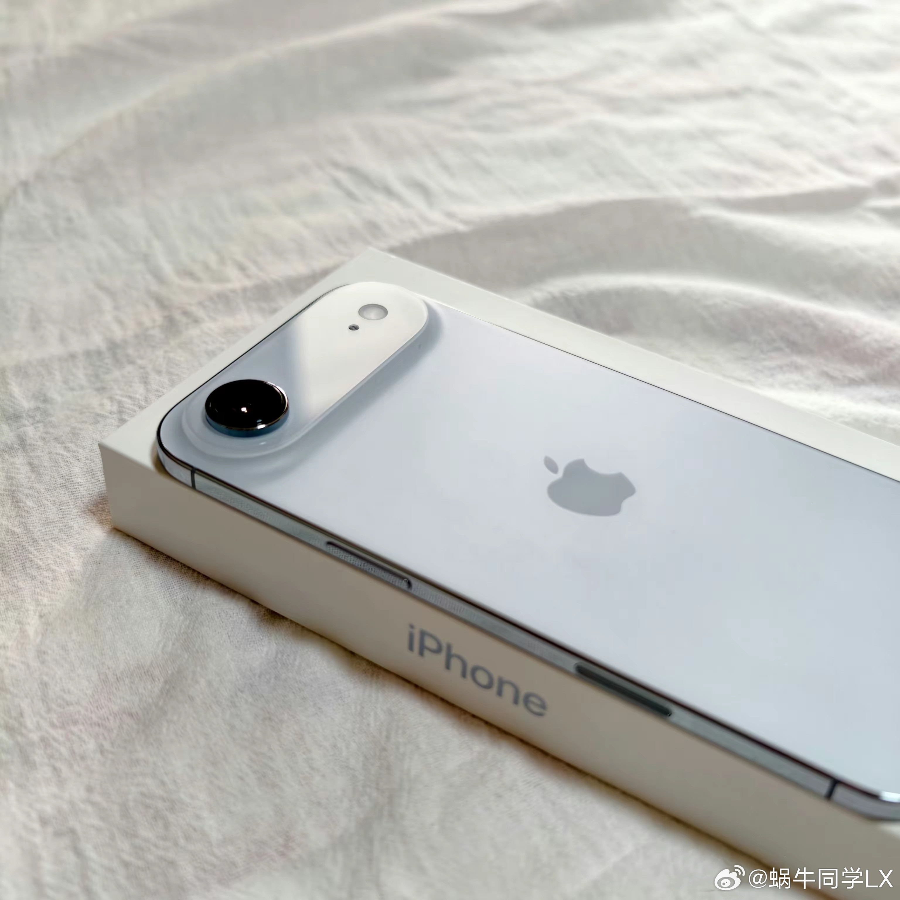 iPhoneAir优点是轻薄和精致，但续航和影像表现一般，价格还不便宜，日常使