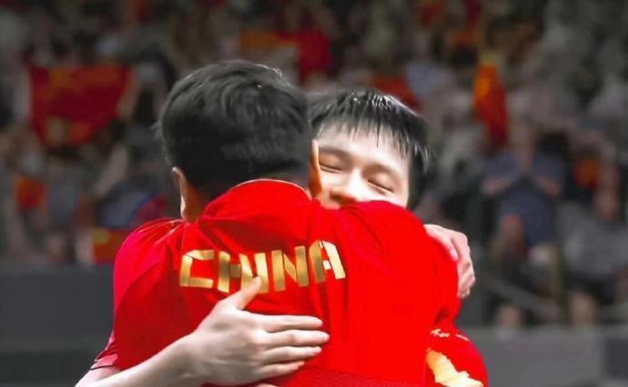 来自樊振东深情的拥抱[烟花][烟花]小胖的虔诚不仅体现在对于小白球的热爱，