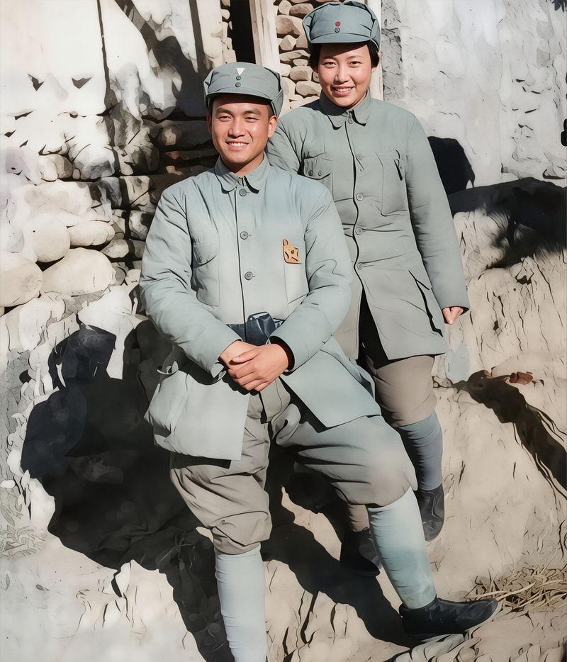 1935年，19岁的蹇先佛和28岁的红军将领萧克结婚时拍的一张照片，郎才女貌，十