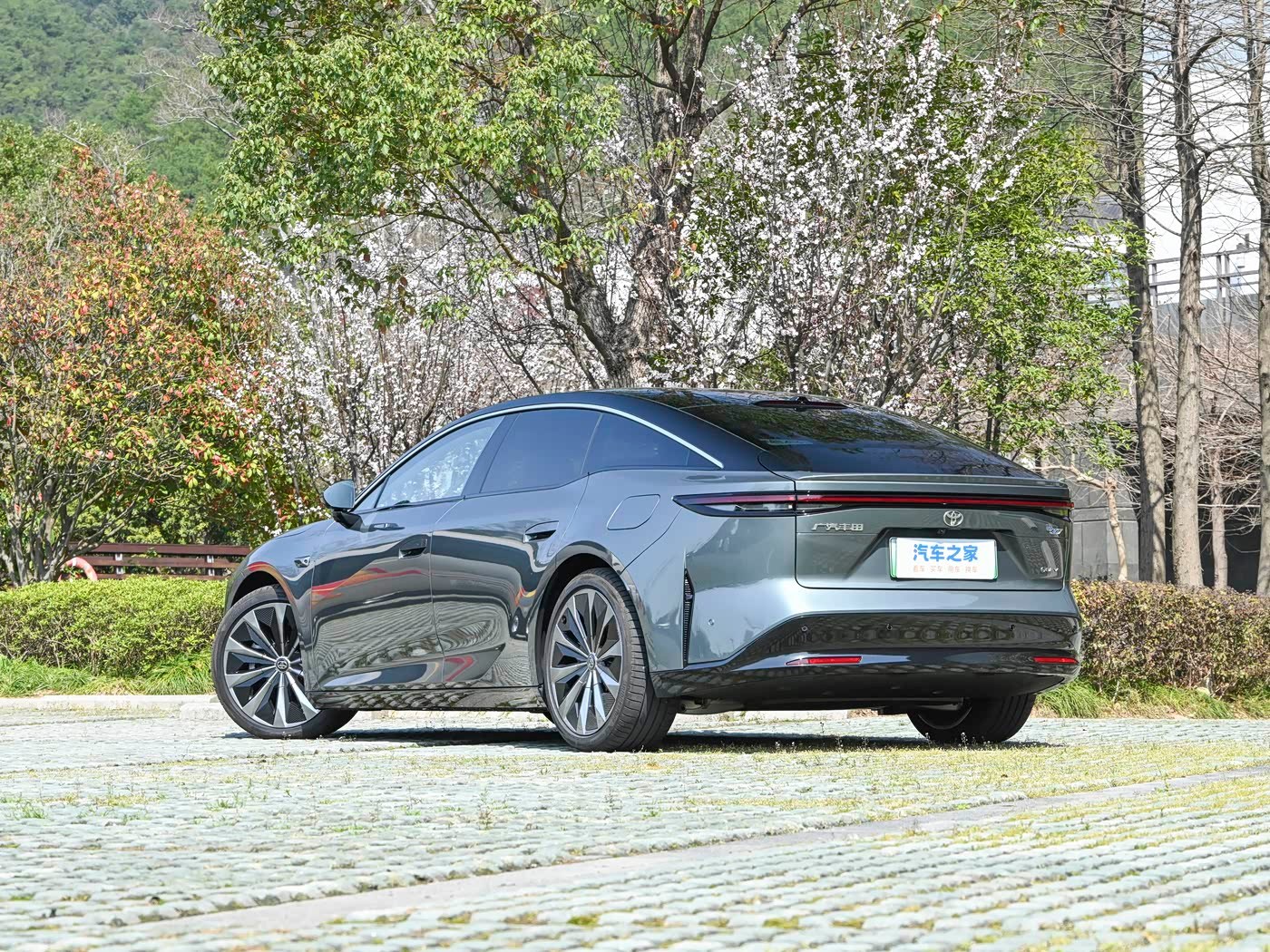 新车丰田铂智7,88度大电池的起步价是19万，考虑到5米1的车长不算贵，不过技