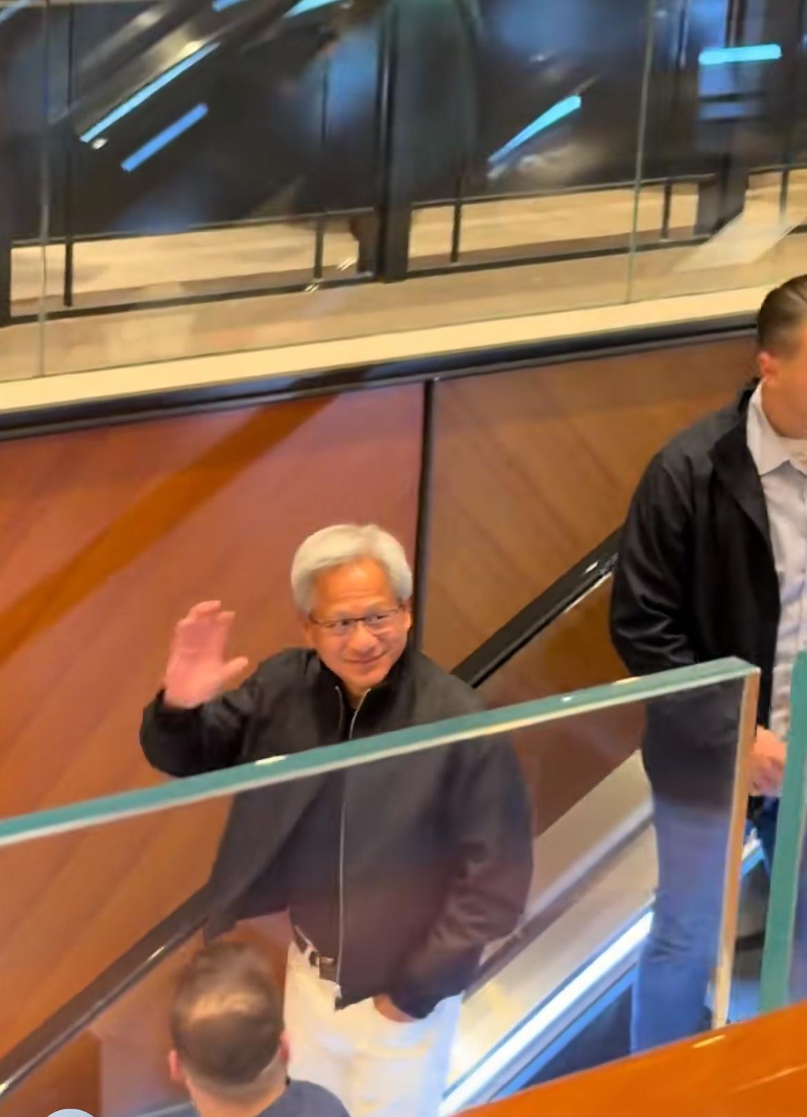 黄仁勋现身北京！1月25日，英伟达创始人黄仁勋现身北京，到王府中环翠园用餐。