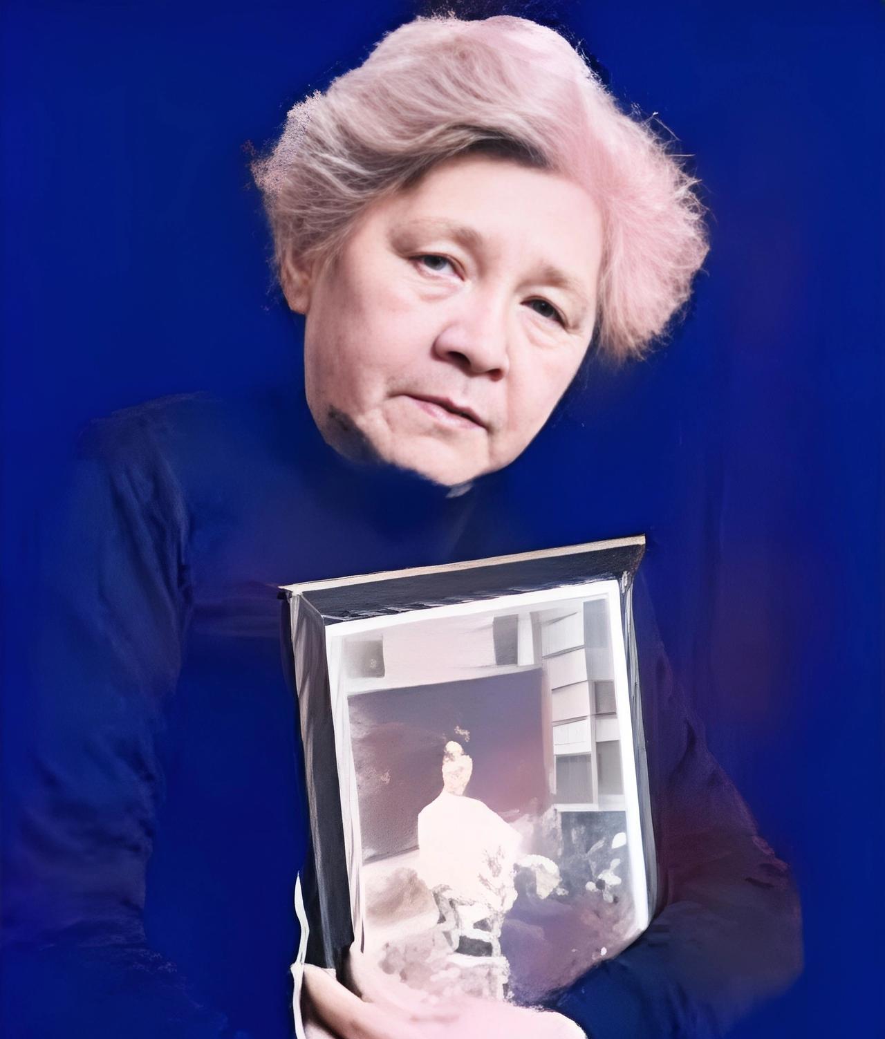 这位满头银发、眼神坚毅、气度不凡的老人名叫蒋碧玉。她紧紧地抱着一张照片。照片中的