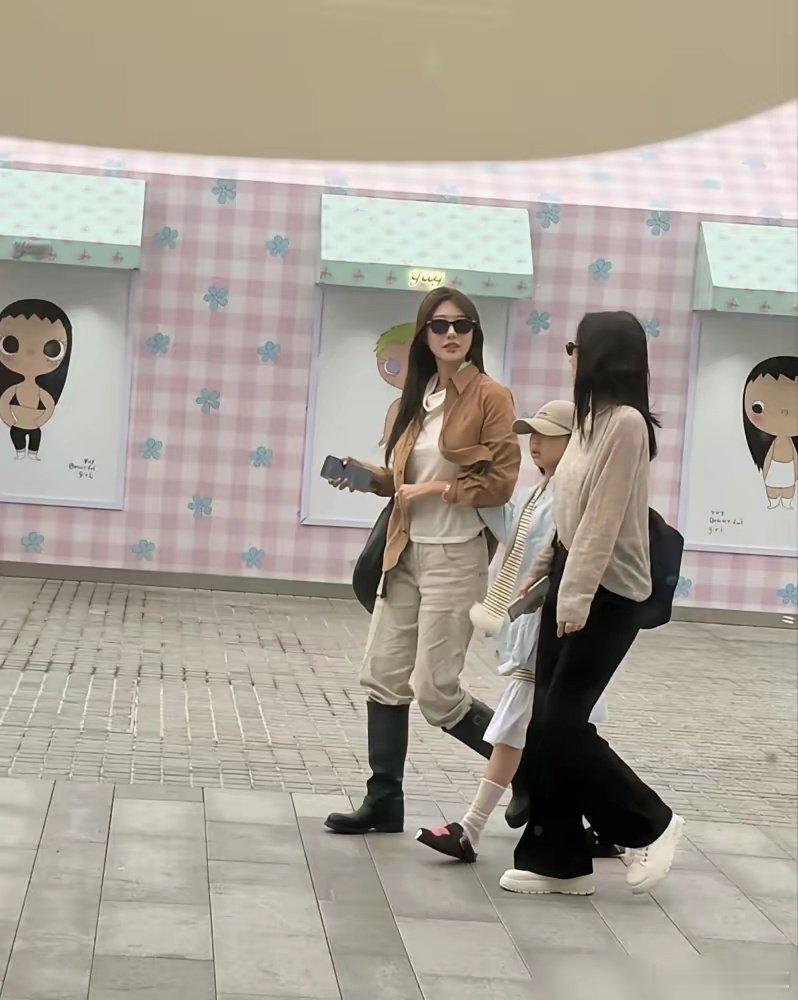 董璇带女儿在阿那亚被偶遇，小酒窝突然冒出一句妈妈挺胸，董璇立马照做，一点架子没有​