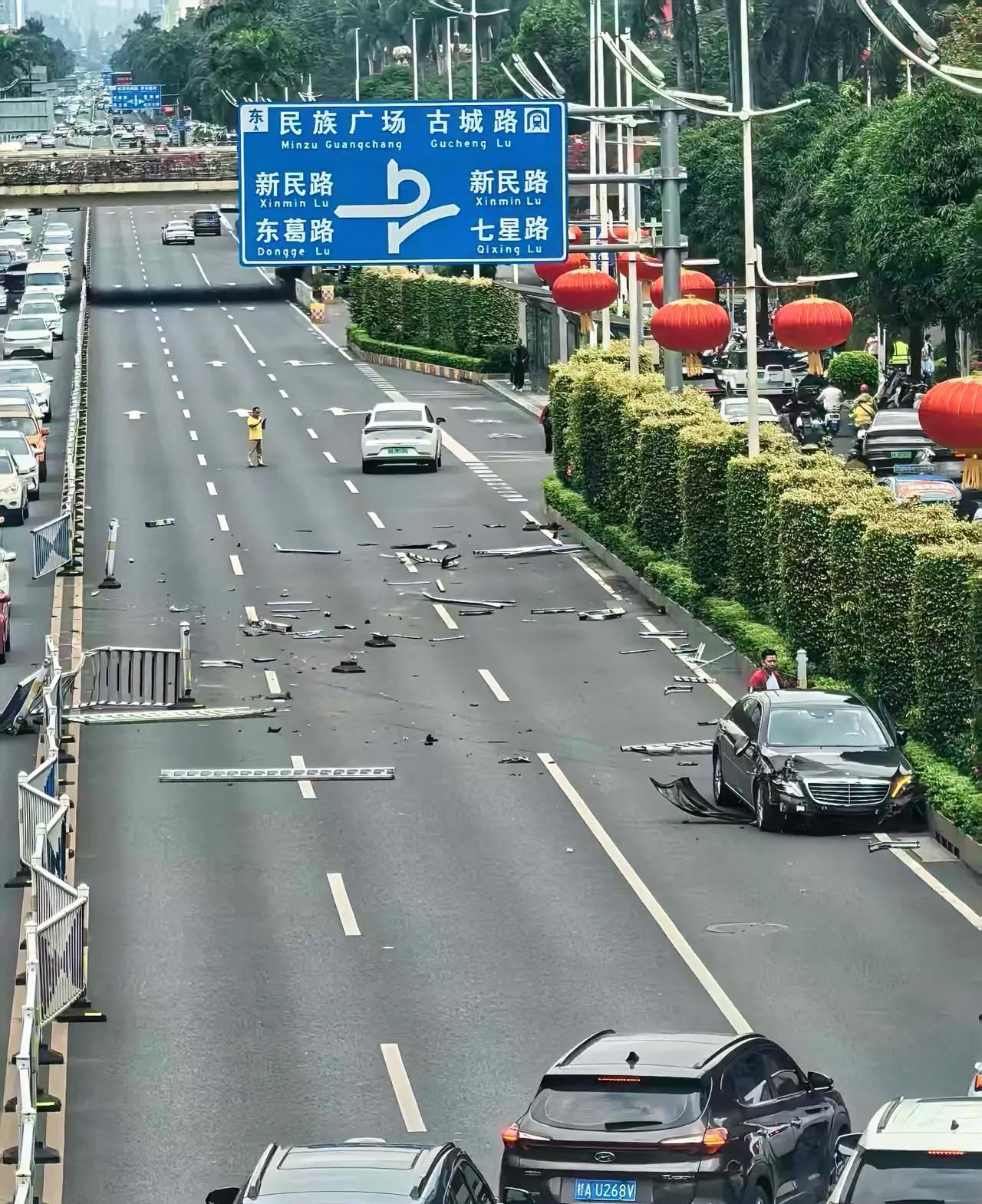 南宁民族大道又发生交通事故了！民族大道作为城市主干道，车流量极大，早晚中午都