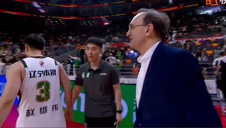 乌戈真是杜锋的苦主啊！乌戈作为辽宁队主教练率队与广东队交手了四次，而这四次与广东