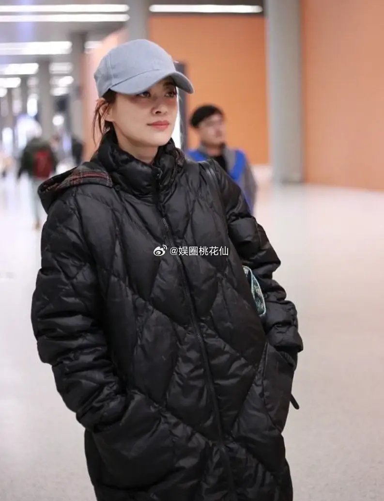 看了梅婷的穿搭，我悟了：羽绒服不配半身裙、高跟鞋，才更显贵，秋天了要入手么？​