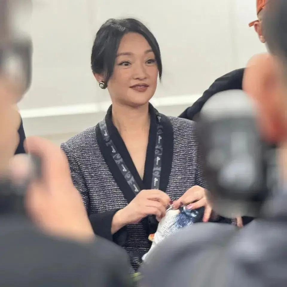 周迅现身引争议，脸竟然老成这样了，穿高奢衣服也难掩真实姨味！