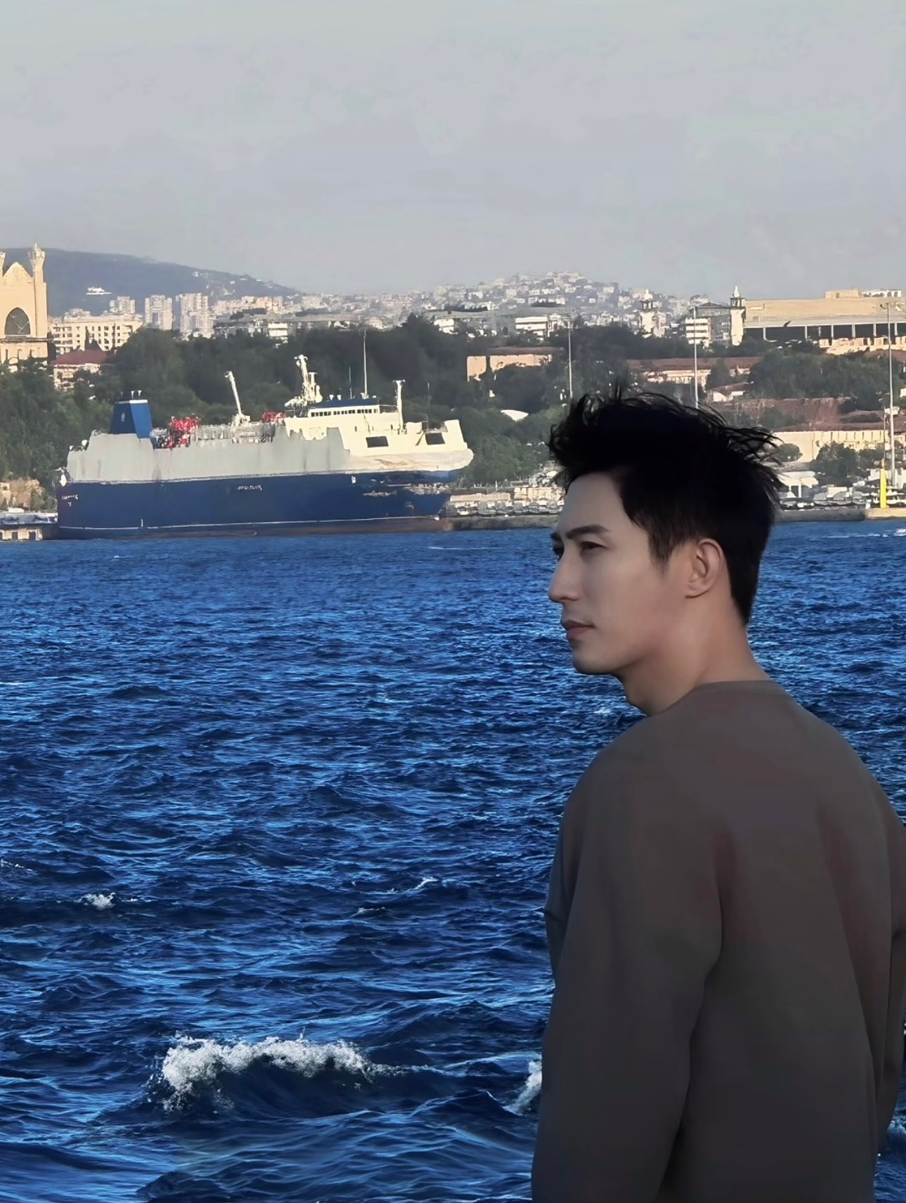 黄景瑜🐳夏日爱心站.菲拉格慕全球品牌代言人黄景瑜我想送你一片星海，装进所有的