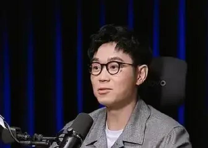 凌晨三点，大鹏蹲在出租屋，盯着银行卡里47块，胃里烧得比灯泡还烫。他按下发