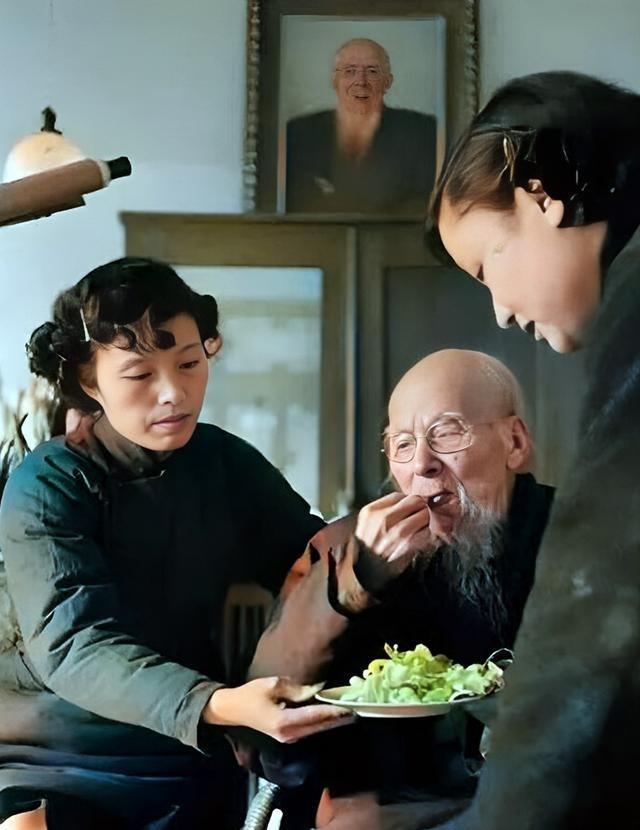 1955年，北京，91岁的齐白石在家人的周到服务下享受美食。齐白石一生吃过各地方