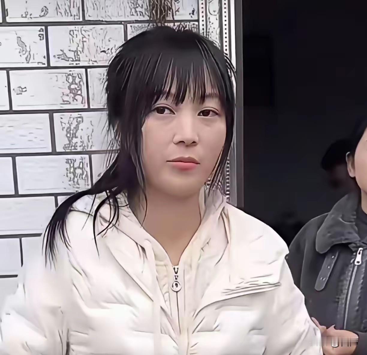 大家发现了没呆呆的面相透出了她为啥能火眉眼弯弯，浅浅梨涡，最关键是她的鼻头，