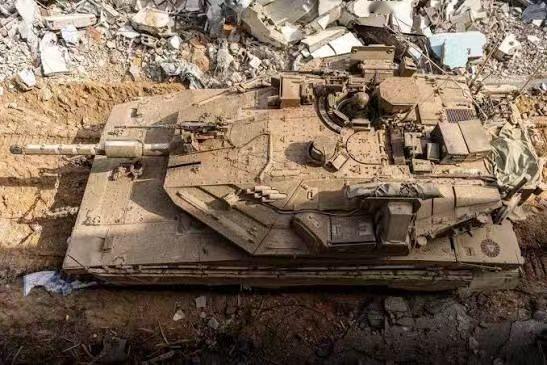 俄乌战场，T-72坦克各种殉爆大火炬，炮塔满天飞。豹2坦克也一样被斩杀！但是，中