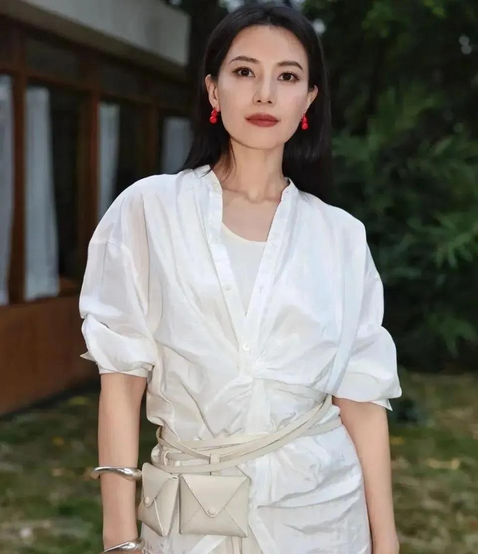 #高圆圆#高圆圆把白色穿成了夏日的诗。扭结衬衫配纱裙，是庭院里的慵懒风；薄纱开衫