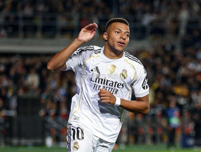 皇马上半场能够4-4总比分战平拜仁，居莱尔梅开二度功不可没，相比于贝林月姆的一年