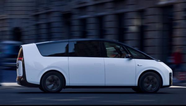 理想MEGA二排可旋转90°，解锁横向零重力座椅理想汽车产品线负责人透露，