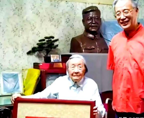 2023年盛夏八月，邓稼先的夫人许鹿希，在京城那间六十余平米的朴素旧居中，悄然迎