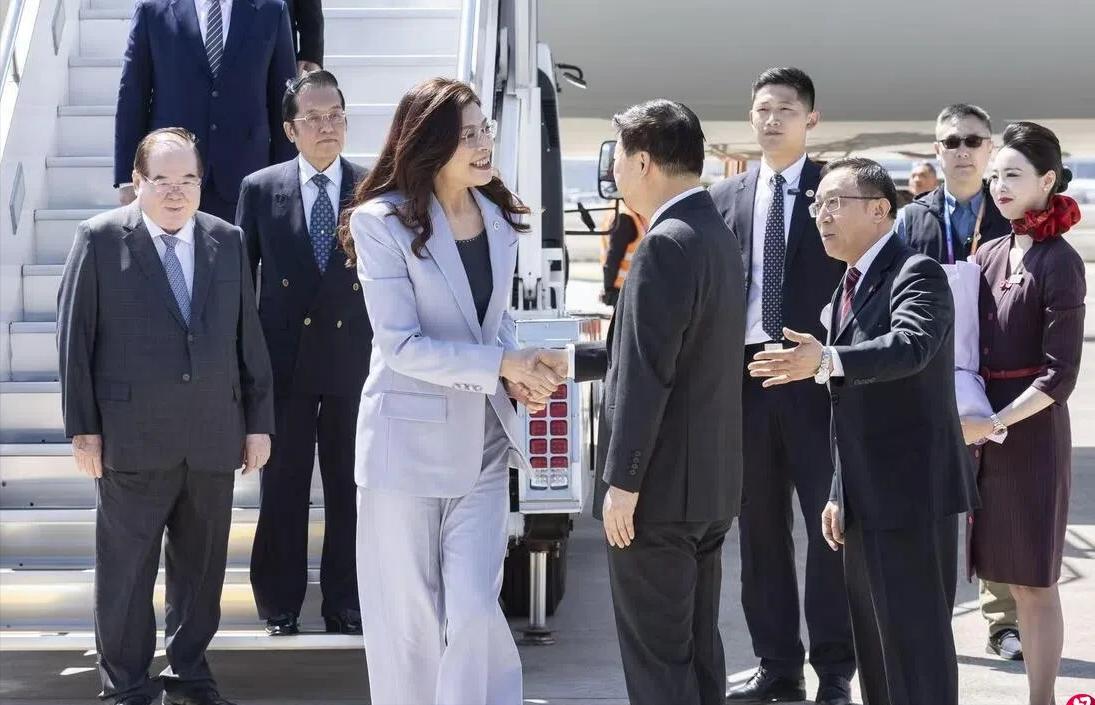 吴成典昨天在松山机场那段话，分量重得惊人！他当着所有镜头喊出一句——国共两党一起