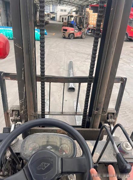 16块钱招的临时工里有个会开叉车的，人事找他谈话了。人事部说：我看了你的履历，