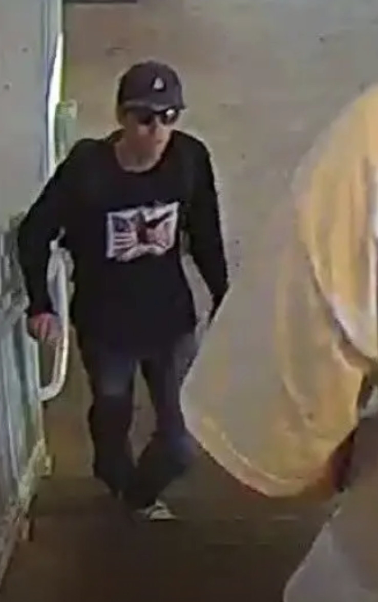 嫌疑人照片公布了！FBI公布了杀死CharlieKirk的嫌疑人照片！此时