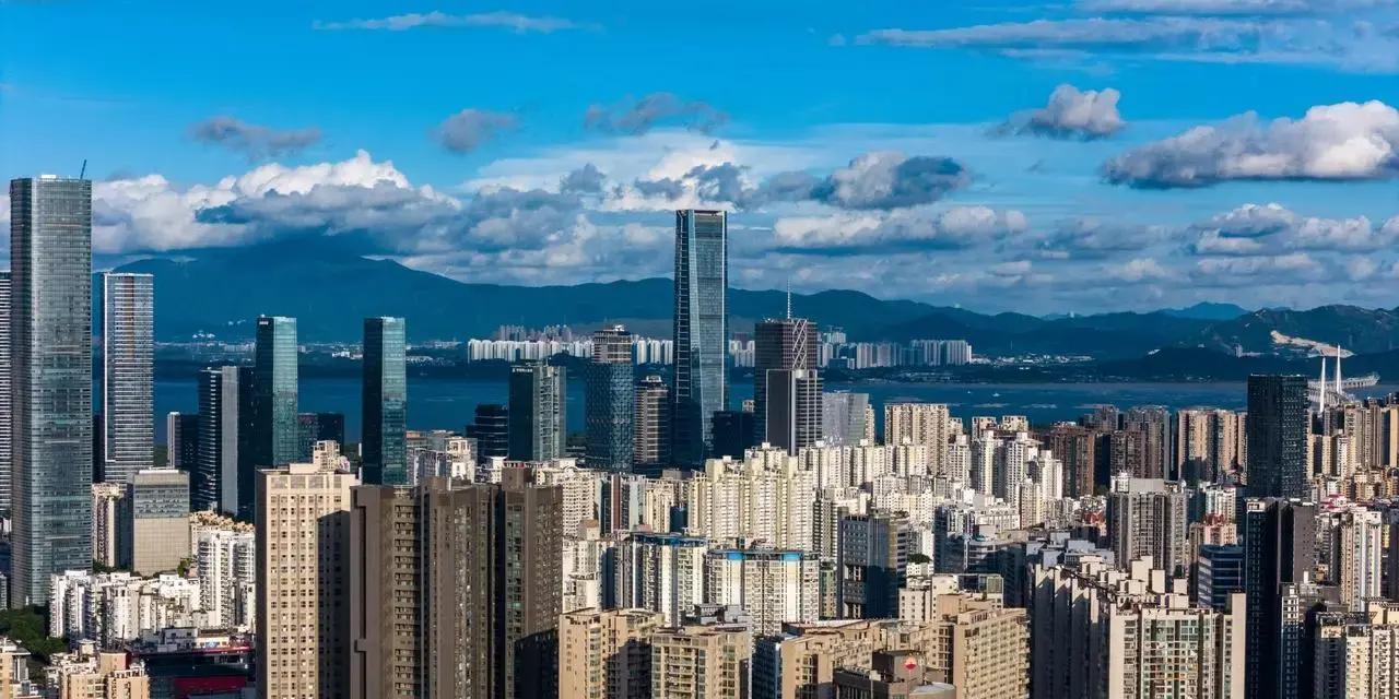 很多外地人冲着“来了就是深圳人”这句口号，背起行囊就往这儿跑，以为办个户口就能彻