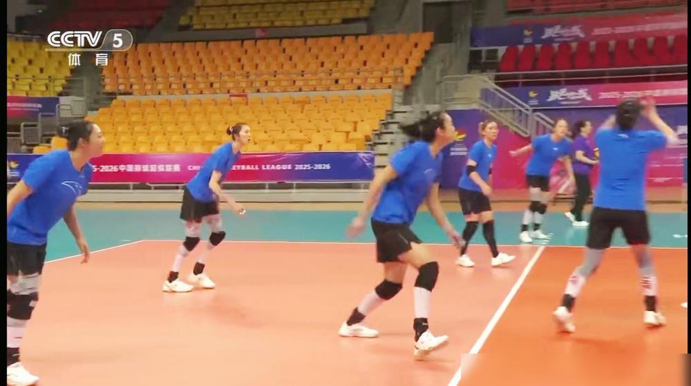 【央视体育新闻报道中曝光了江苏女排新赛季主力阵容】今天下午，卫冕冠军江苏女排